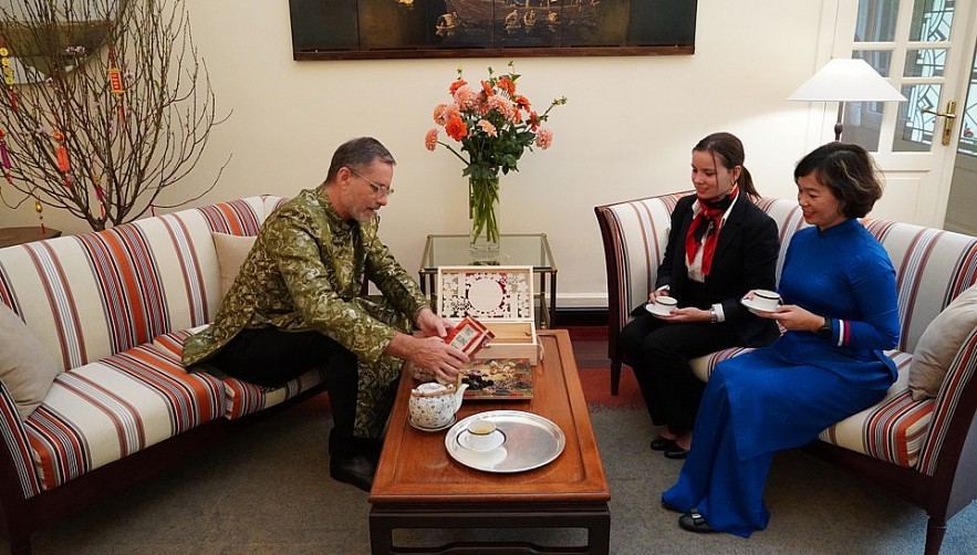 French Ambassador Enchanted by Hanoi And Vietnamese Ao Dai