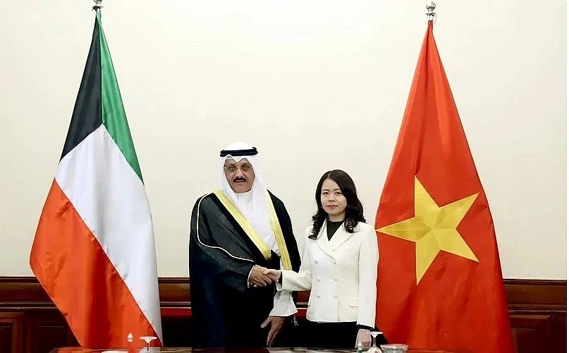 Deputy Minister of Foreign Affairs Nguyen Minh Hang (R) and Assistant Foreign Minister for Asian Affairs of Kuwait Samee Essa Johar Hayat.