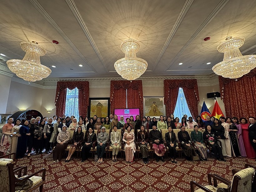 Members of the ASEAN Spouses Circle in Washington D.C pose for a group photo (Photo: VNA)