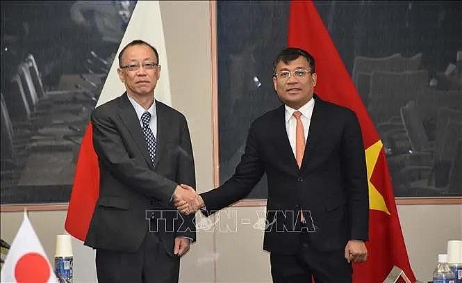 Permanent Deputy Minister of Foreign Affairs Nguyen Minh Vu (right) and his Japanese counterpart Funakoshi Takehiro at the dialogue. (Photo: VNA)