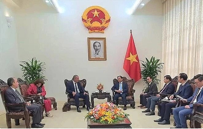 Deputy Prime Minister and Foreign Minister Bui Thanh Son (R) receives Cuban Minister of Agriculture Ydael Jesus Pezez Brito.