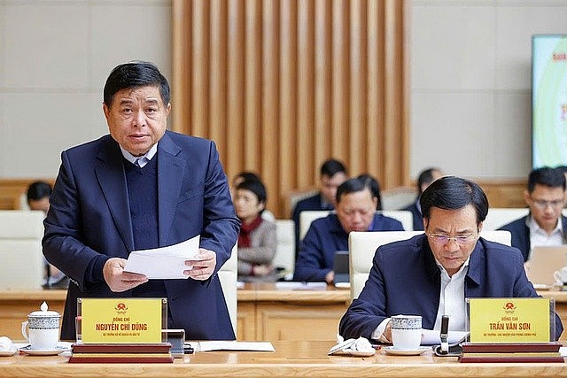 Minister of Planning and Investment Nguyen Chi Dung (left) addresses the irst meeting of the National Steering Committee for Semiconductor Industry Development in Ha held Noi on December 14, 2024. Photo: VGP