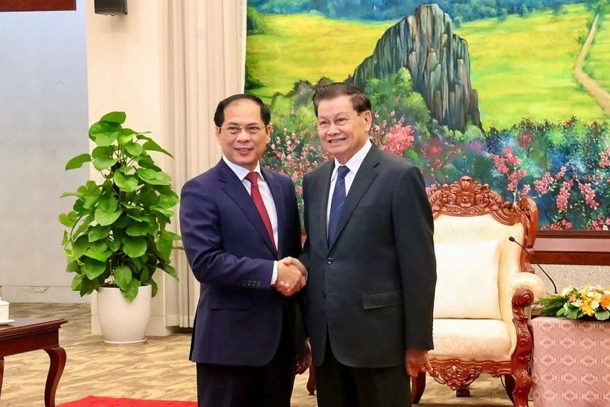 Lao General Secretary and President Thongloun Sisoulith (R) and Deputy Prime Minister and Minister of Foreign Affairs Bui Thanh Son of Vietnam during their meeting in Vientiane on December 17. (Photo: baoquocte.vn)