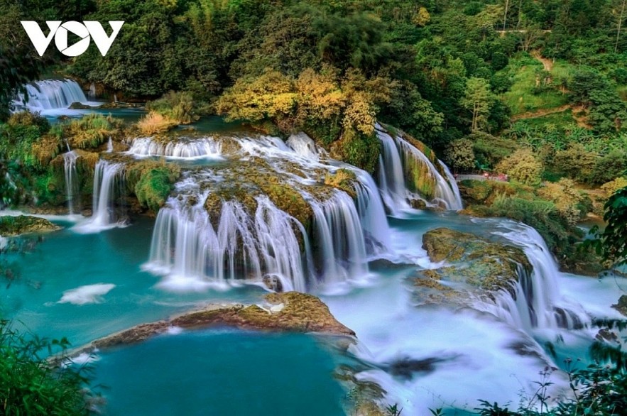 Ban Gioc waterfall is among famous spots of sightseeing in Vietnam.