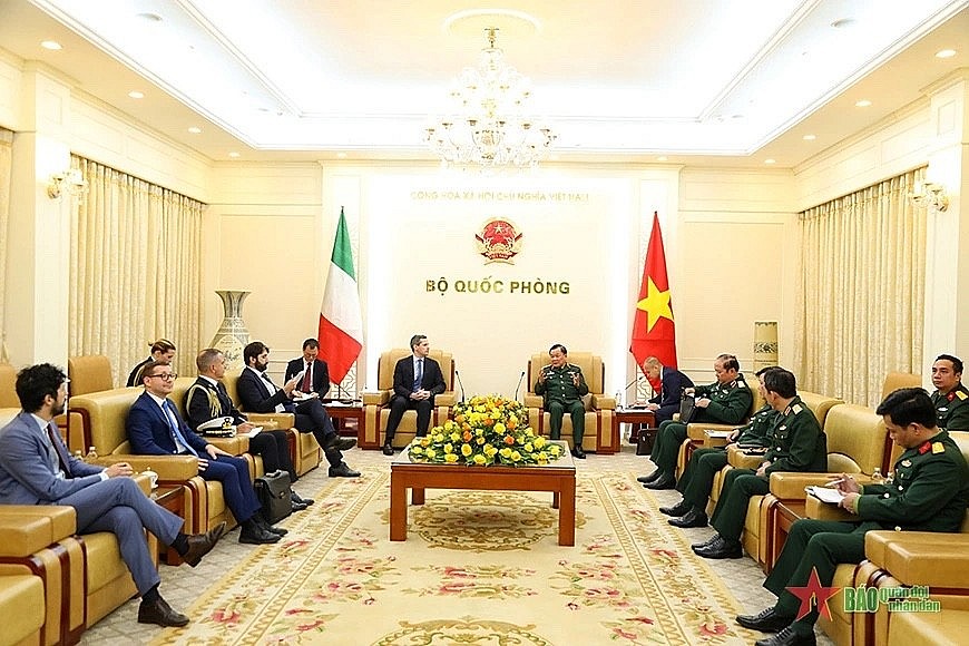 Senior Lieutenant General Chien, Deputy Minister of National Defense of Vietnam, receives Matteo Perego di Cremnago, Undersecretary of State for Defense of Italy, in Hanoi on December 18. (Photo: PANO).