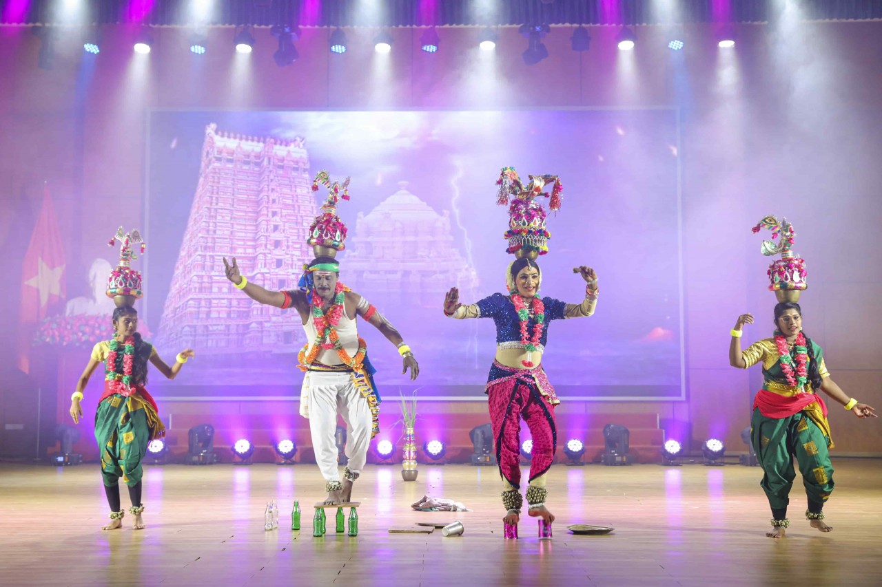 For this festival, India sent a delegation of 15 professional artists to exchange and perform. (Photo: Dinh Hoa)