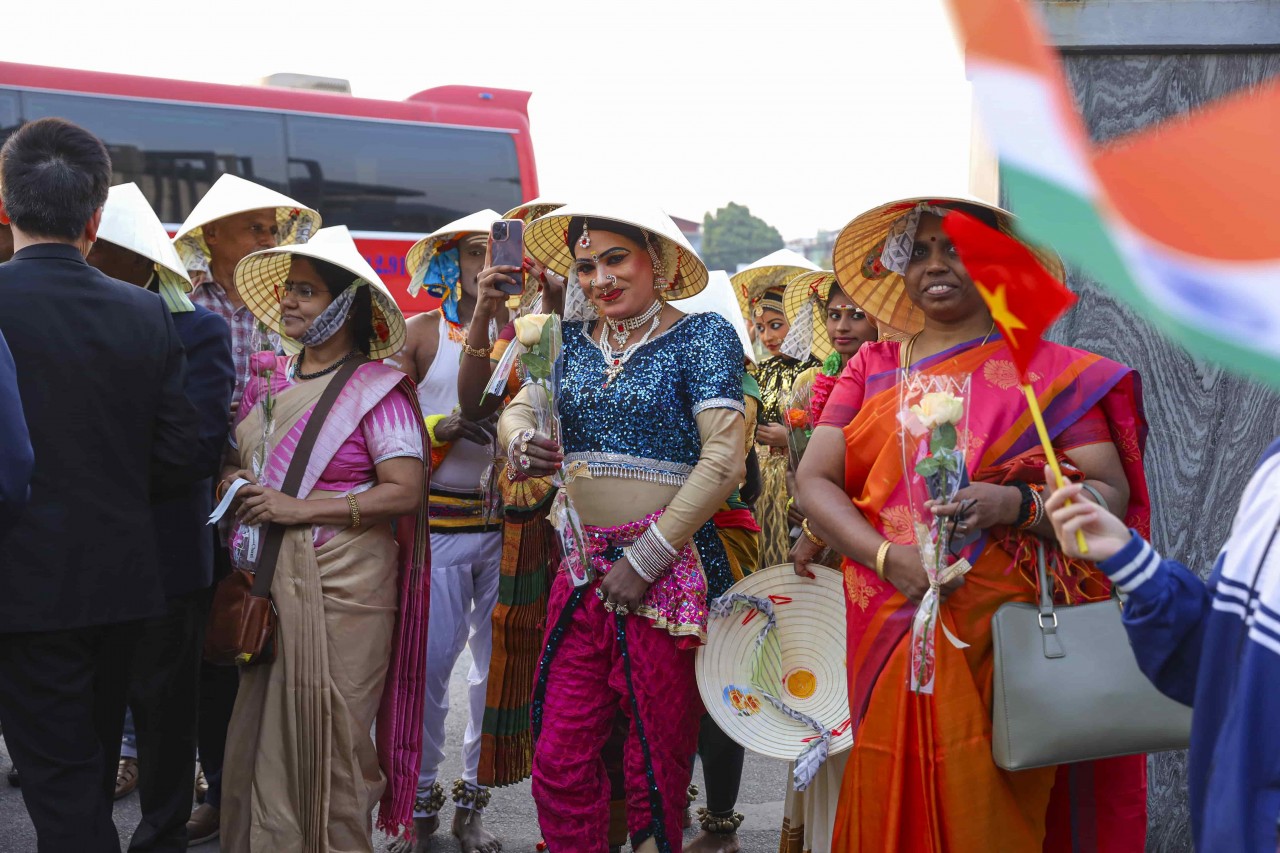 Teachers and students of Vinh Phuc Specialized High School present flowers and traditional conical hats to welcome the Indian delegation. (Photo: Dinh Hoa)