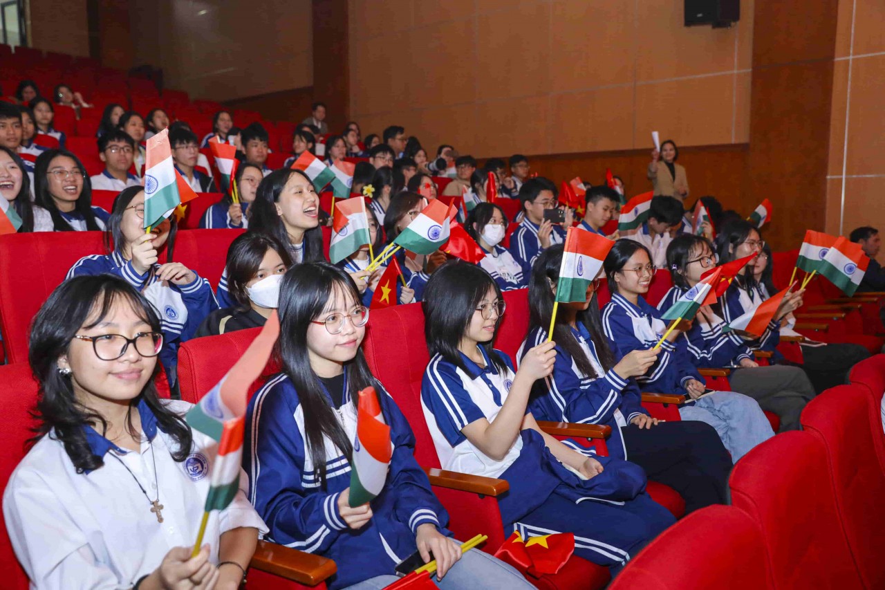 Students were excited by the unique performances, which conveyed the distinctive features of Vietnamese and Indian cultures at the festival. (Photo: Dinh Hoa)