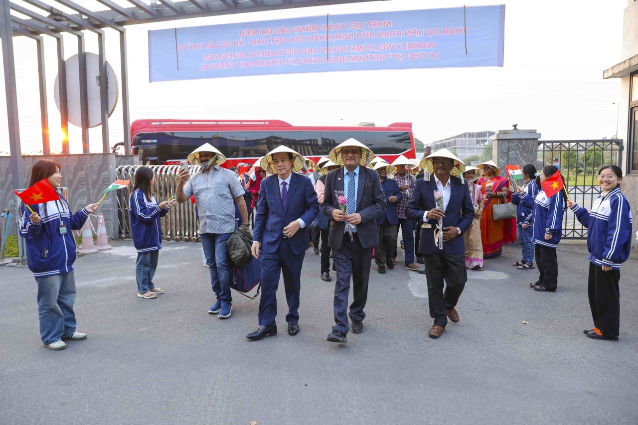 On December 18, the Vietnam-India People’s Friendship Festival officially opened at Vinh Phuc Specialized High School. (Photo: Dinh Hoa)