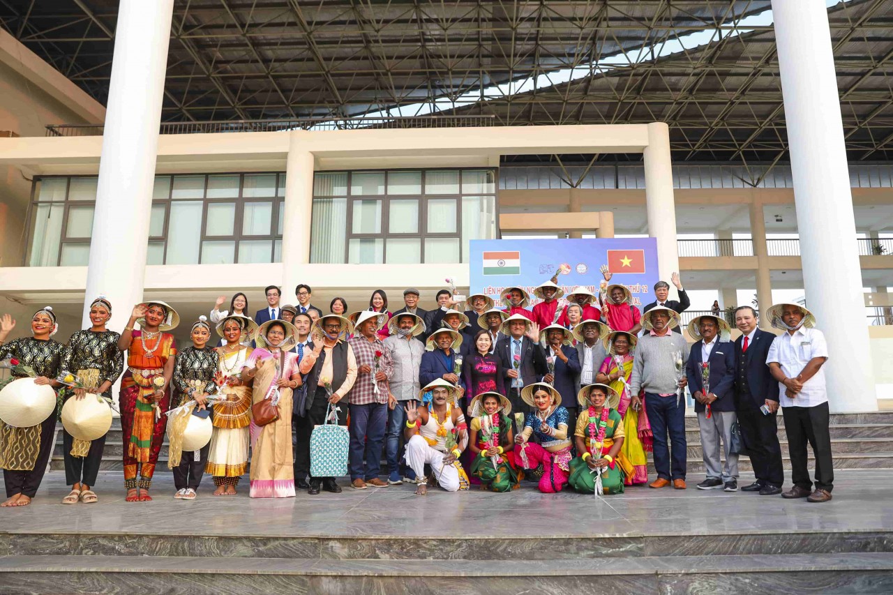 Indian and Vietnamese delegates attending the 12th Vietnam-India People’s Friendship Festival take a souvenir photo with Vinh Phuc provincial leaders. (Photo: Dinh Hoa)