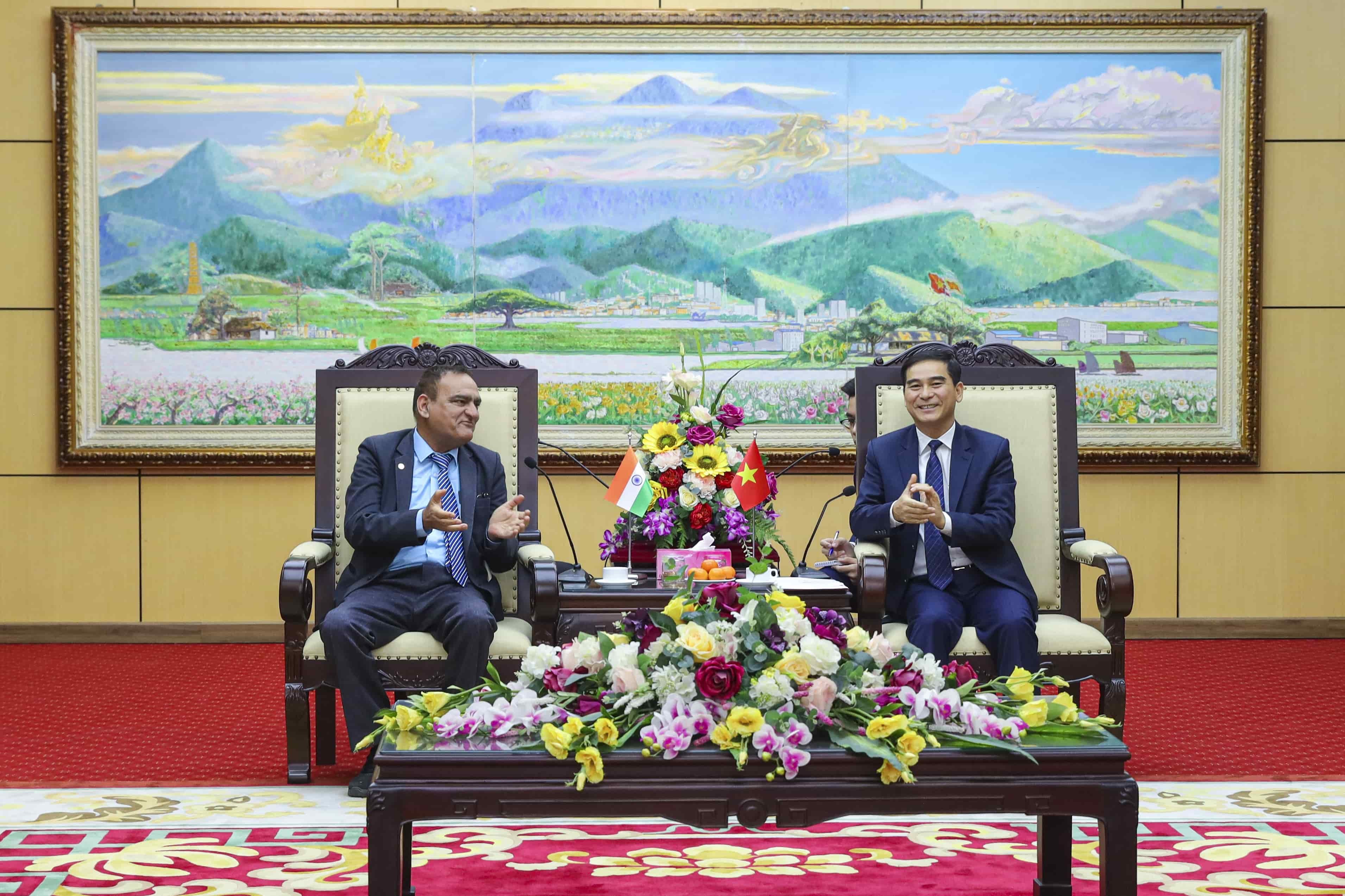 Duong Van An (right) and Mr. Harchand Singh, General Secretary of AIPSO, at the meeting. (Photo: Dinh Hoa)