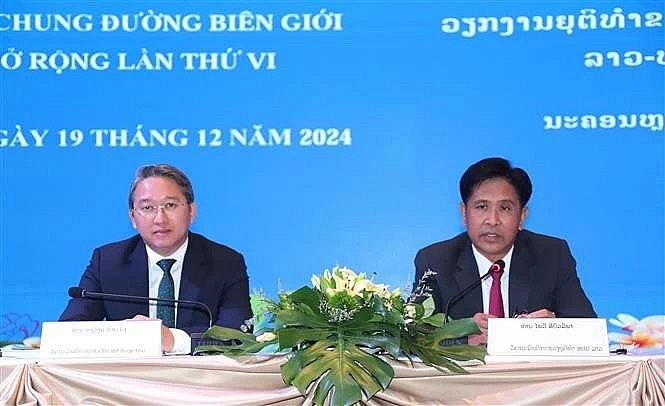 Vietnamese Minister of Justice Nguyen Hai Ninh (L) and his Lao counterpart Phayvy Sibualipha co-chair the 6th expanded judicial conference of Vietnamese and Lao border provinces in Vientiane on December 19. (Photo: VNA)