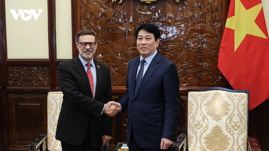 State President Luong Cuong (R) and outgoing Australian Ambassador Andrew Goledzinowski, during their meeting in Hanoi on December 20.