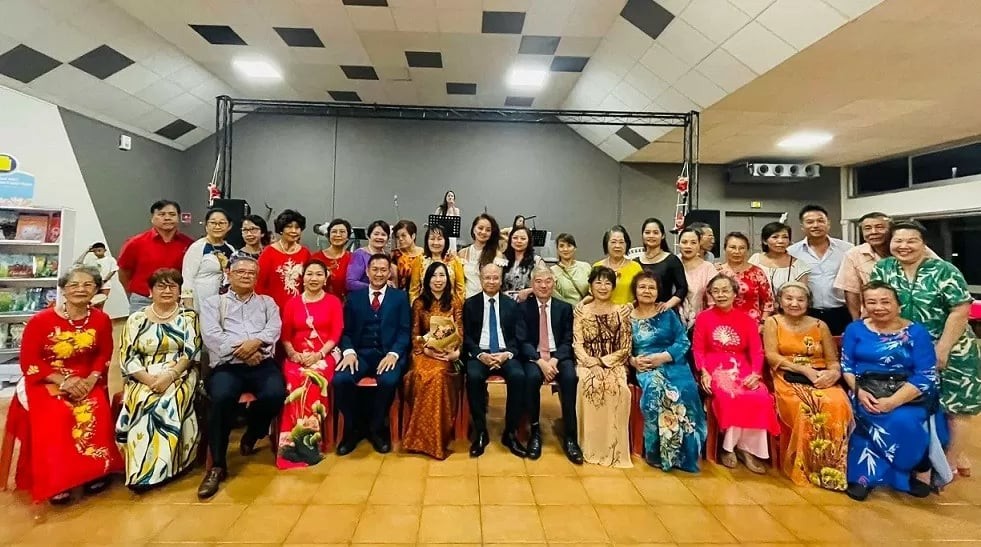 Deputy Minister Le Thi Thu Hang and overseas Vietnamese at the headquarters of the Vietnam-New Caledonia Friendship Association Executive Committee.