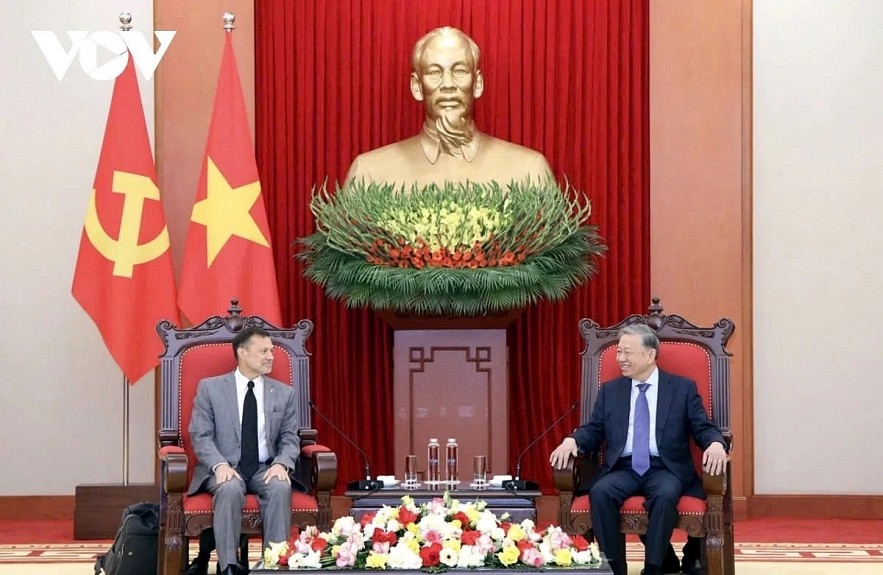 Party general Secretary To Lam (R) and outgoing Australian Ambassador Andrew Goledzinowski during their meeting in Hanoi on December 23.