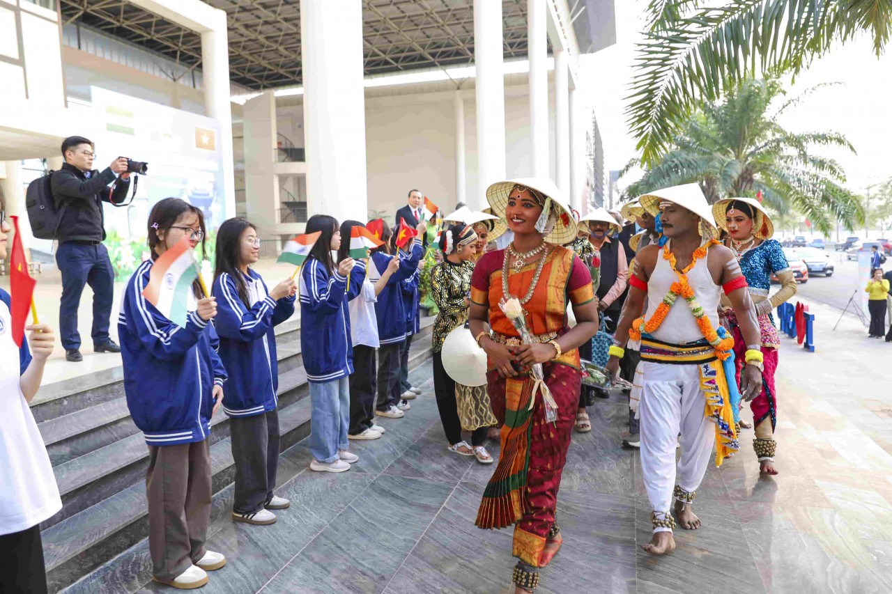 Students of Vinh Phuc High School for the Gifted welcomed the Indian People's Delegation to the Festival. (Photo: Dinh Hoa)