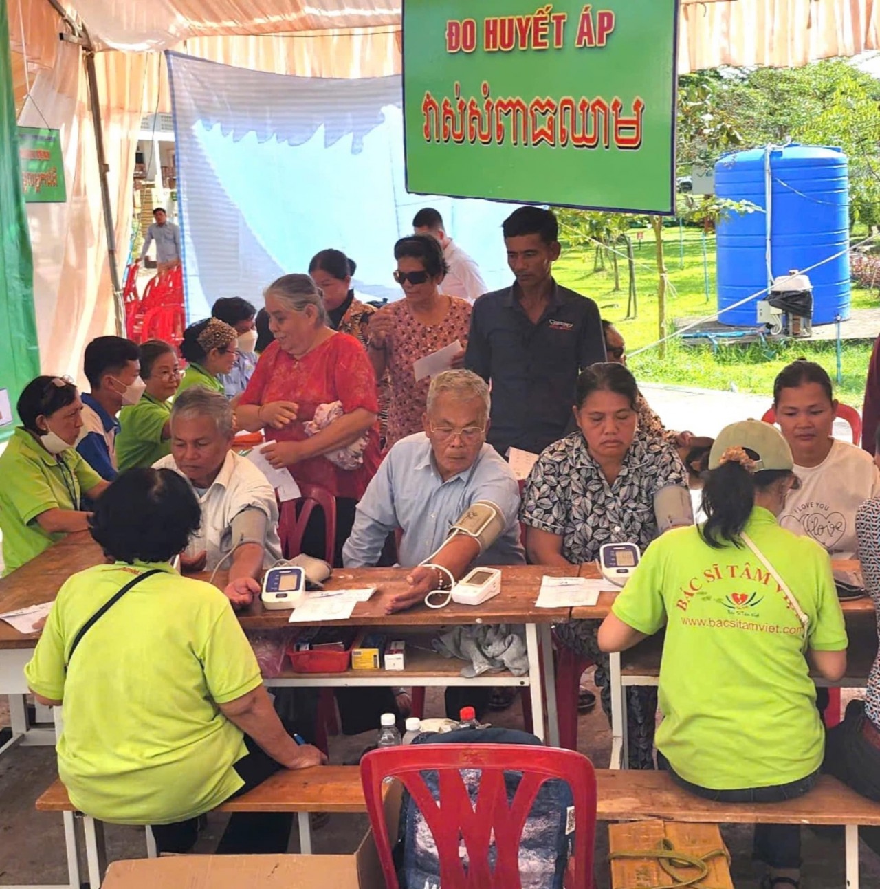 Ho Chi Minh City Vietnam-Cambodia Friendship Association and Tam Viet Medical Team supported 1,000 residents in Sihanoukville, Cambodia (November 2024).