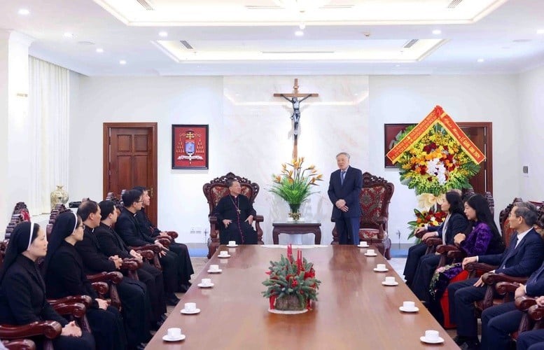 Deputy Prime Minister Nguyen Hoa Binh visited the Hanoi Archdiocese to extend Christmas and New Year 2025 greetings. (Photo: Government Newspaper)