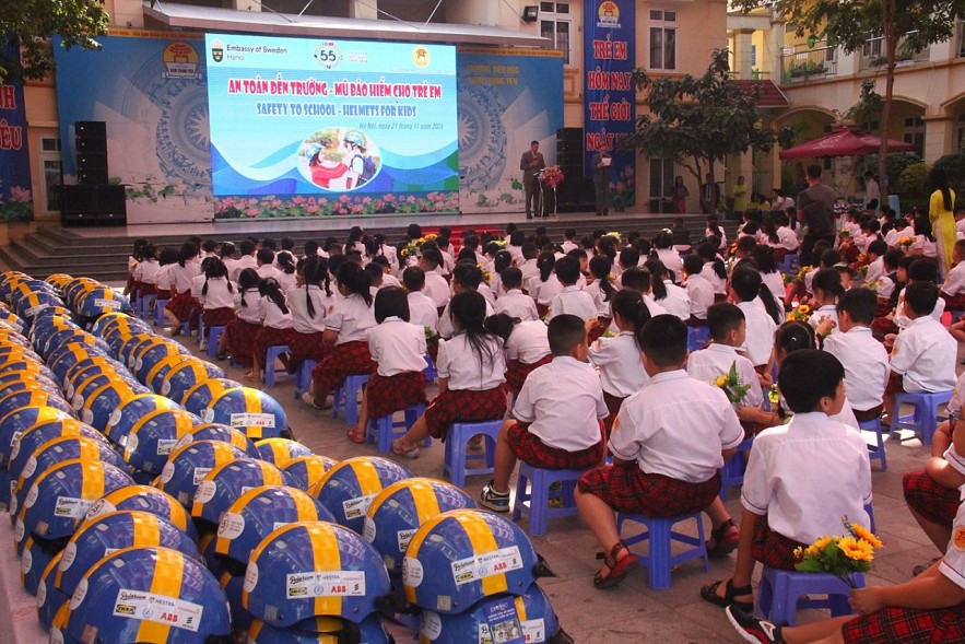 Swedish Embassy Donates Helmets to Vietnamese Students