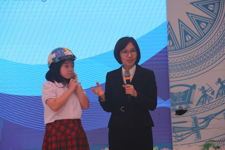 Swedish Embassy Donates Helmets to Vietnamese Students