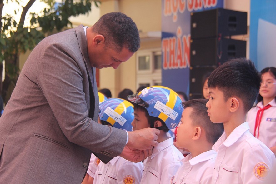 Swedish Embassy Donates Helmets to Vietnamese Students