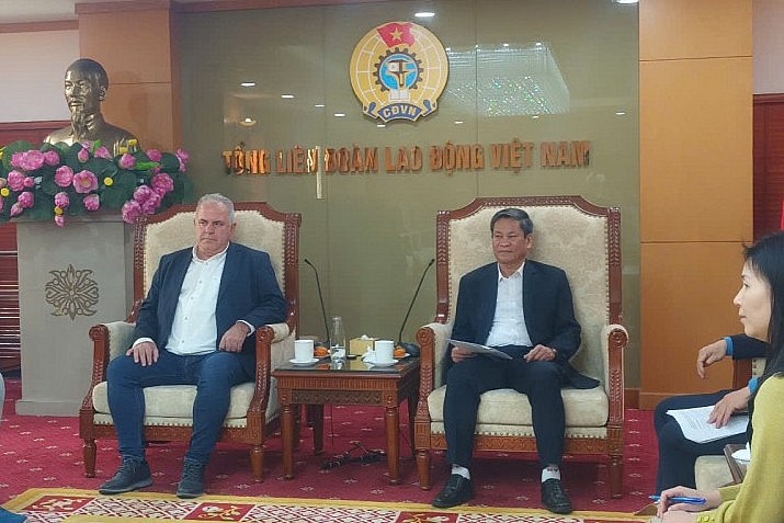 Vice President of the Vietnam General Confederation of Labor, Huynh Thanh Xuan (second from left), received Mr. Michalis Papanikolaou, General Secretary of the International Union of Timber and Building Workers (UITBB).