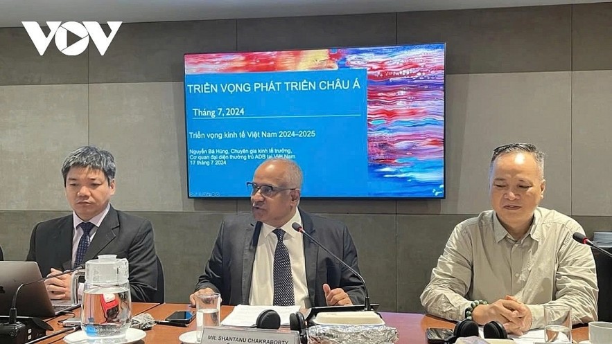 ADB Country Director for Vietnam Shantanu Chakraborty (centre) at a recent press briefing in Hanoi talking about Vietnam's economic prospects after the bank released a new edition of the Asian Development Outlook (ADO).