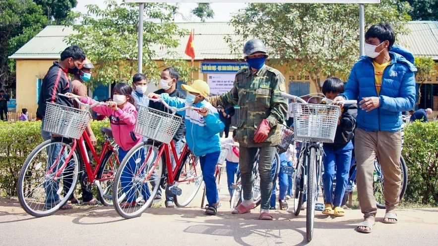 US Veterans Help Children of Quang Tri to Go to School