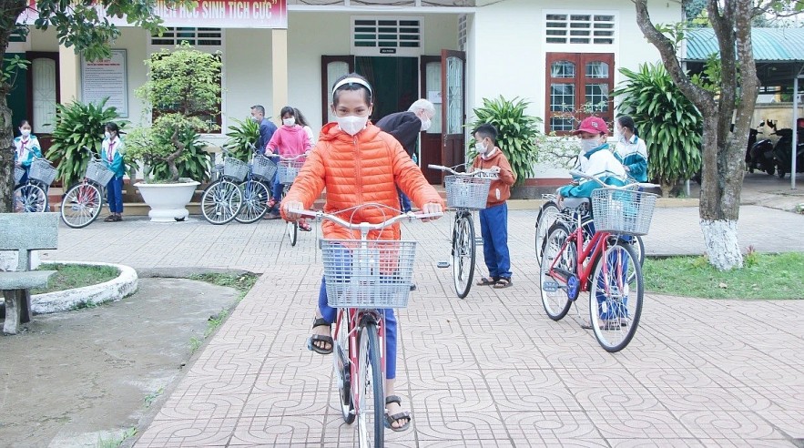 US Veterans Help Children of Quang Tri to Go to School