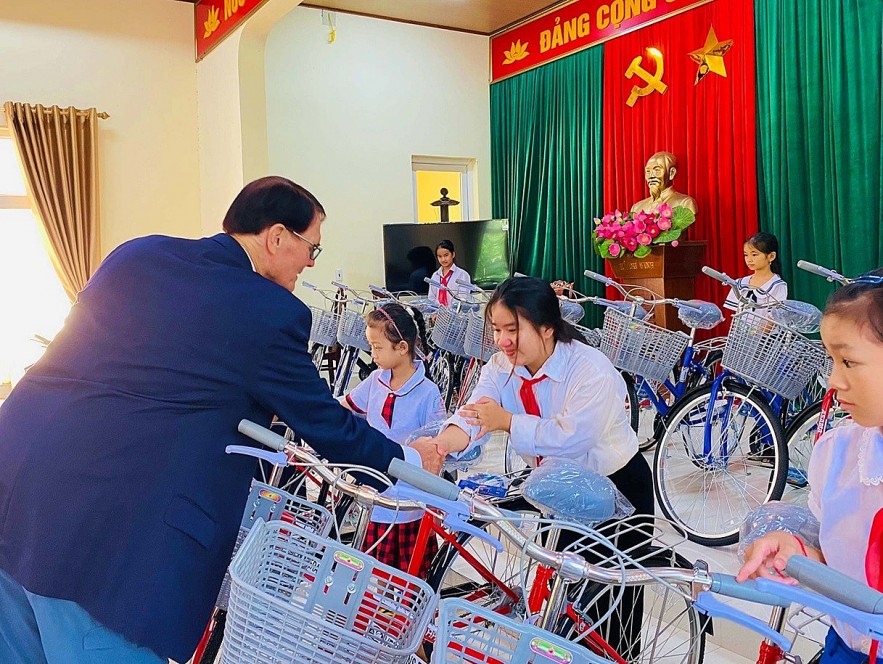 US Veterans Help Children of Quang Tri to Go to School