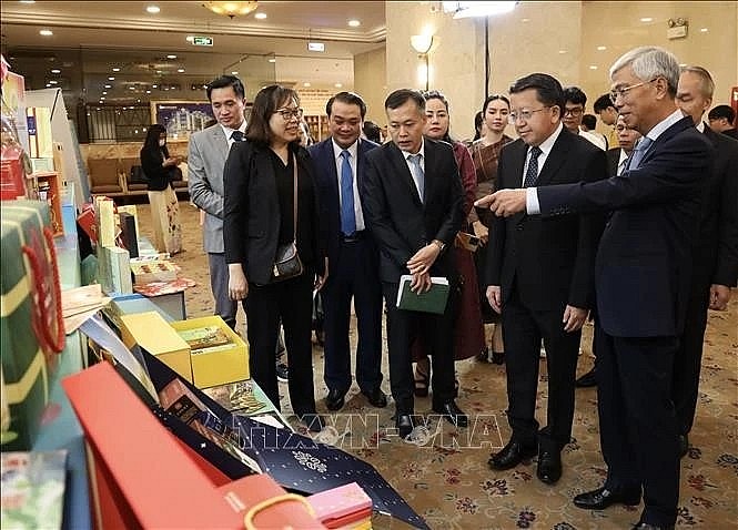 Delegates visit a display booth at the forum. (Photo: VNA)