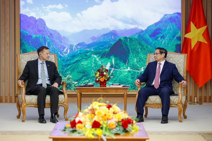 Vietnamese Prime Minister Pham Minh Chinh (R) revceives outgoing Australian Ambassador Andrew Goledzinowski in Hanoi on December 27. (Photo: VGP)