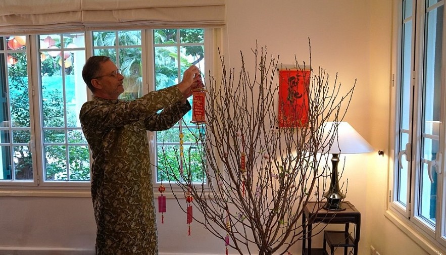 French Ambassador Enchanted by Hanoi And Vietnamese Ao Dai