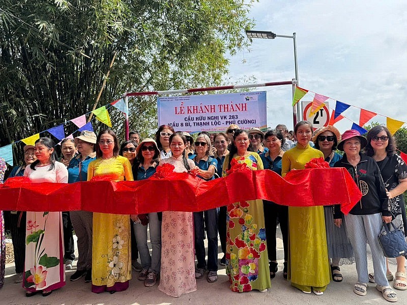 Overseas Vietnamese Show Support for Countrymen with New Bridge