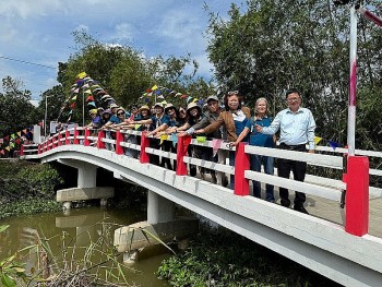 Overseas Vietnamese Show Support for Countrymen with New Bridge