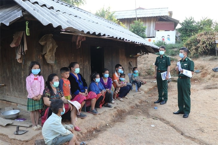 Dien Bien Border Guard officers propagate and disseminate policies and laws and guide people in implementing measures to prevent and control the Covid-19 epidemic. Photo: Mr. Dung