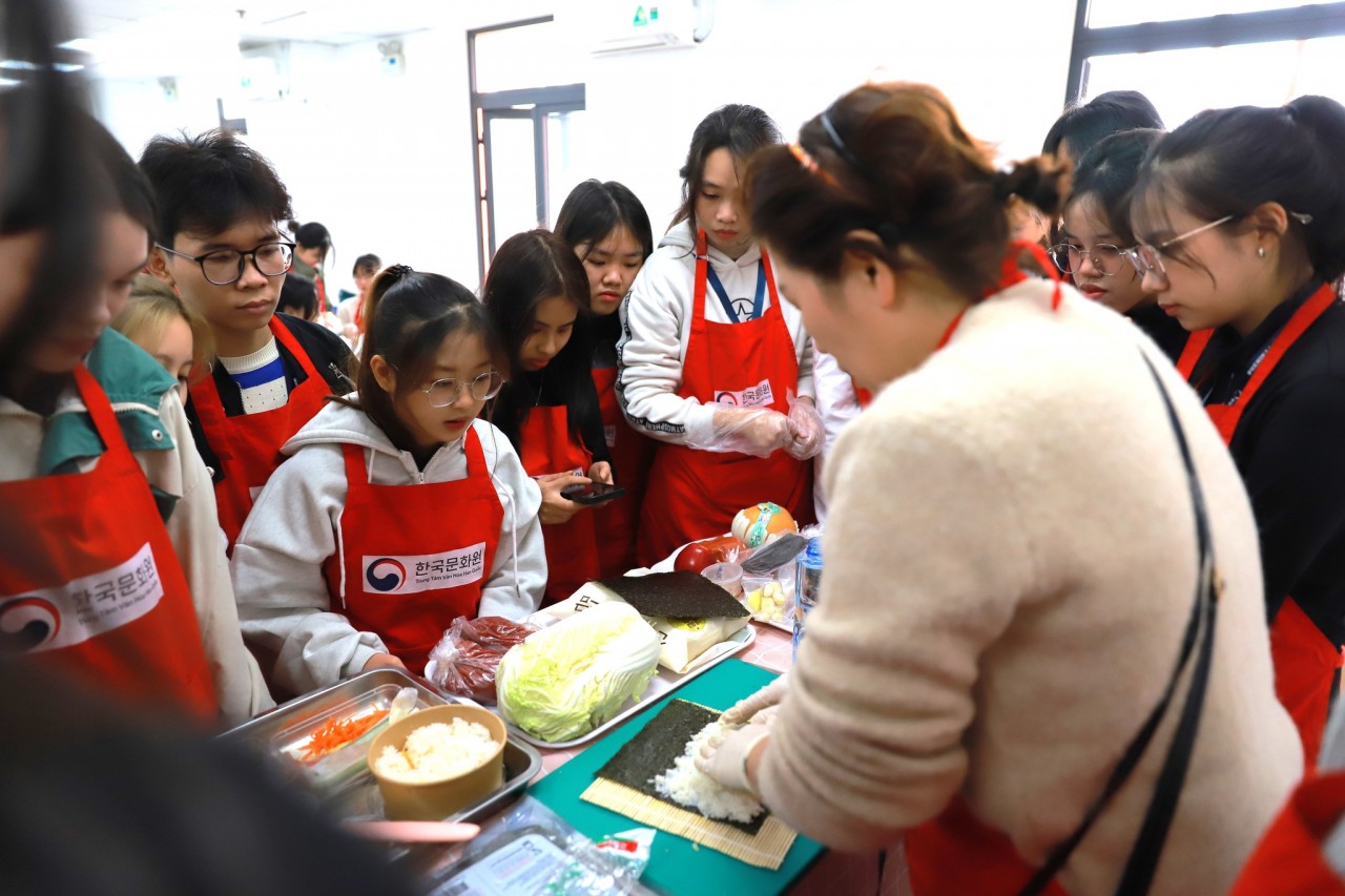 On December 24, the Korean Cultural Center collaborated with Phenikaa University to organize a special program featuring a Korean culinary workshop and cultural exchange performances. 