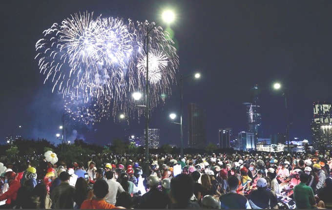 HCMC, Hanoi Ring in 2025 with Vibrant Fireworks, Festivities