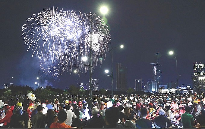 HCMC, Hanoi Ring in 2025 with Vibrant Fireworks, Festivities