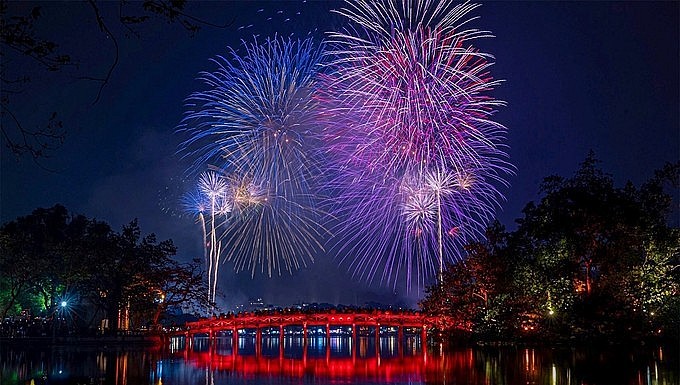 HCMC, Hanoi Ring in 2025 with Vibrant Fireworks, Festivities