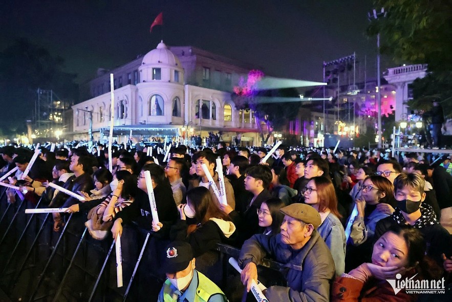 At the same time, in front of the stage at the Hanoi Opera House, thousands of people directed their gaze towards the singers and dancers to watch artistic performances symbolizing the farewell to the old year and the welcoming of the new year.