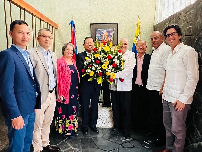 The Vietnamese Embassy in Venezuela congratulate the Cuban diplomatic mission on the occasion of Cuba's 66th National Day. (Photo courtesy of the Vietnamese Embassy)