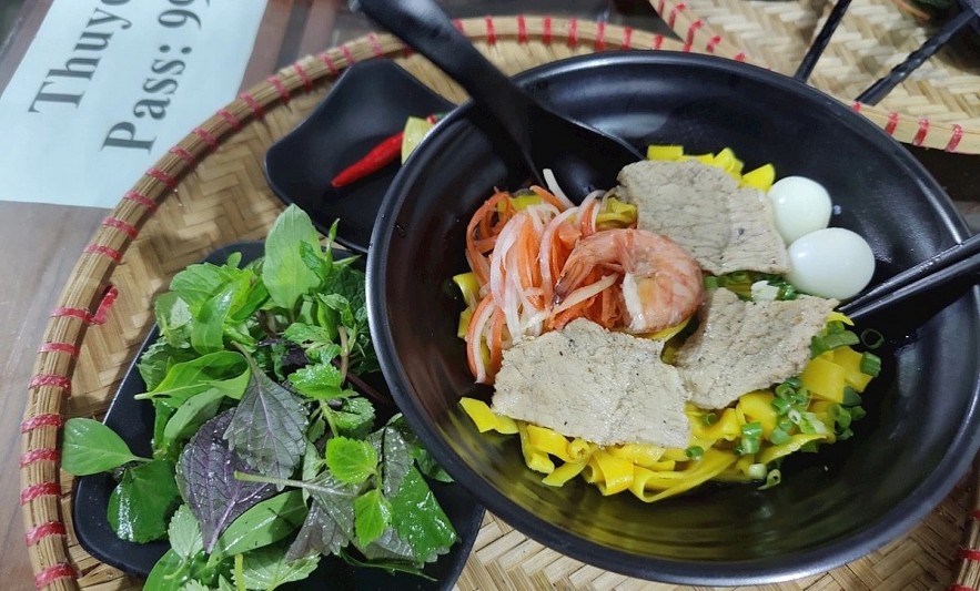 Quang-Style Noodles (Mì Quảng) is among famous dishes in the central region. (Photo courtesy of TasteAtlas)  