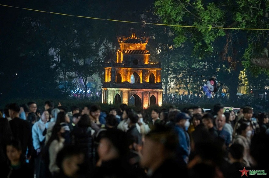 Vietnamese Nationwide Joyfully Welcome New Year 2025