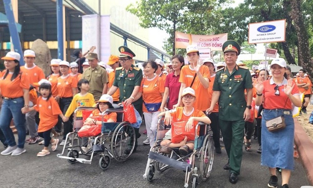 Over 5,000 join charity walk to support Agent Orange/dioxin victims.