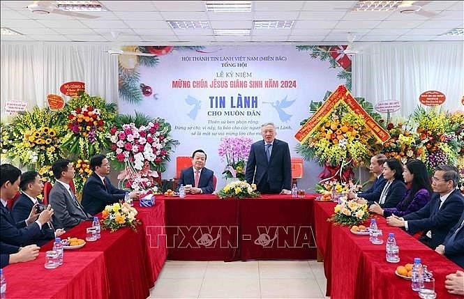 Deputy Prime Minister Extends Christmas Greetings to Religious Organizations in Hanoi