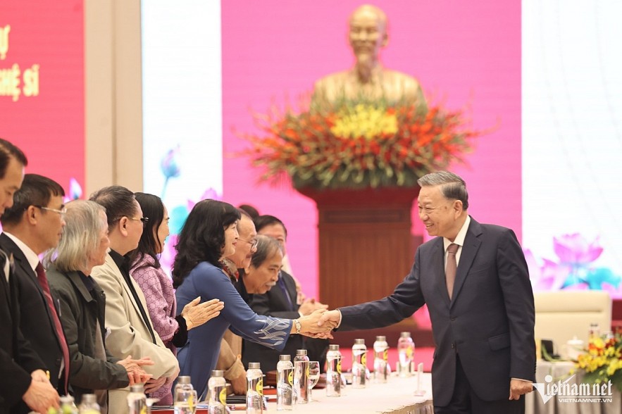 Artists, Writers Play Core role in Development of Vietnam's Socialist-oriented Cultural Industry