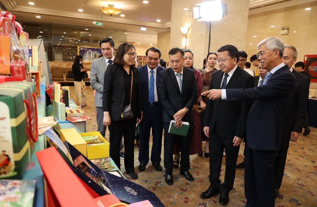 Delegates visit a display booth at the forum.