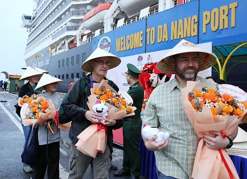 First cruise tourists visit Da Nang city on January 1. (Photo: VNA)