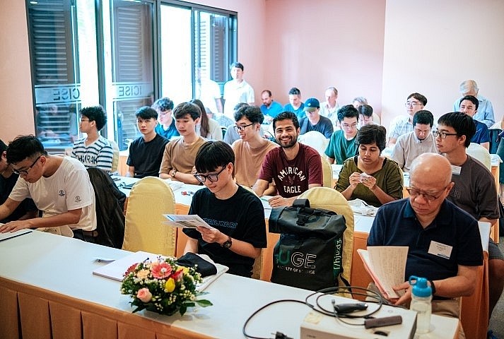 Vietnamese Students Meet and Learn from International Physicists